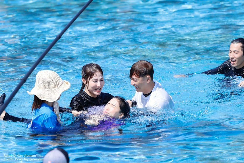 Cô gái "vàng" trong làng "xu cà na" - Hòa Minzy. Cô gái "vàng" trong làng "xu cà na" - Hòa Minzy.