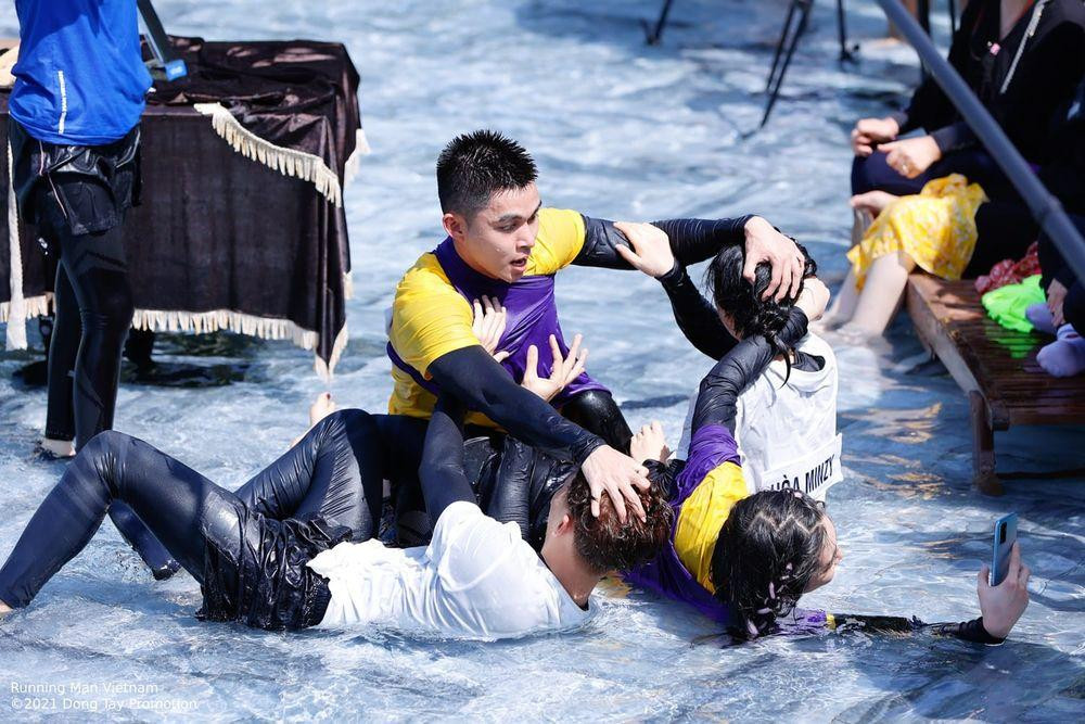 Dưới sự "trấn lột" tập thể của các đối thủ cùng sự góp mặt của "Huy ăn hại", Hòa Minzy đành "rời bỏ" chiến lợi phẩm của mình. Dưới sự "trấn lột" tập thể của các đối thủ cùng sự góp mặt của "Huy ăn hại", Hòa Minzy đành "rời bỏ" chiến lợi phẩm của mình.