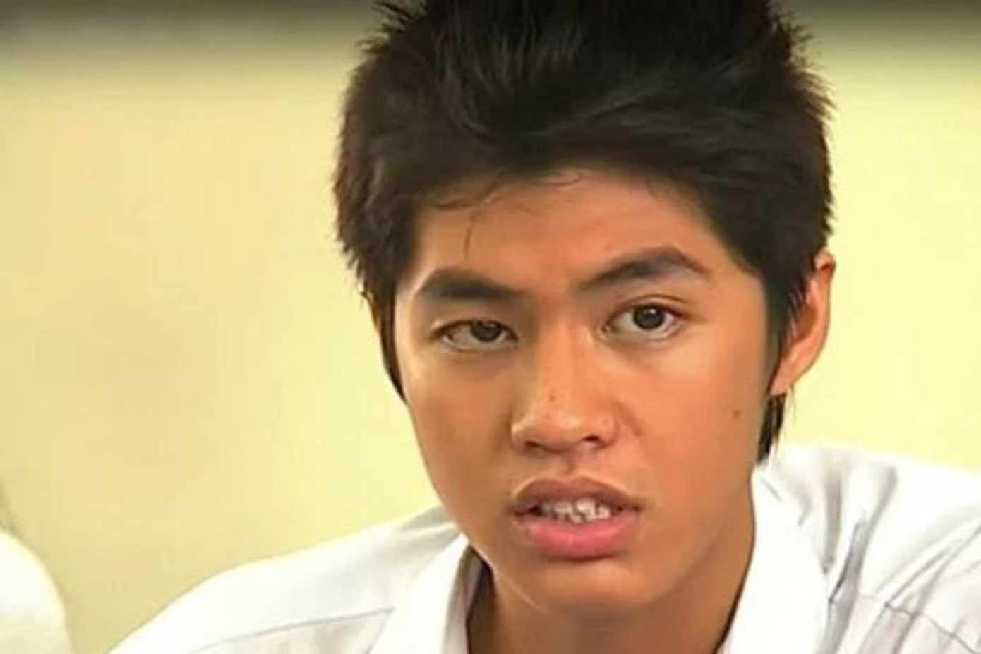 Nam ca sĩ gây ấn tượng với làn da ngăm khỏe khoắn, mái đầu "chôm chôm" huyền thoại.