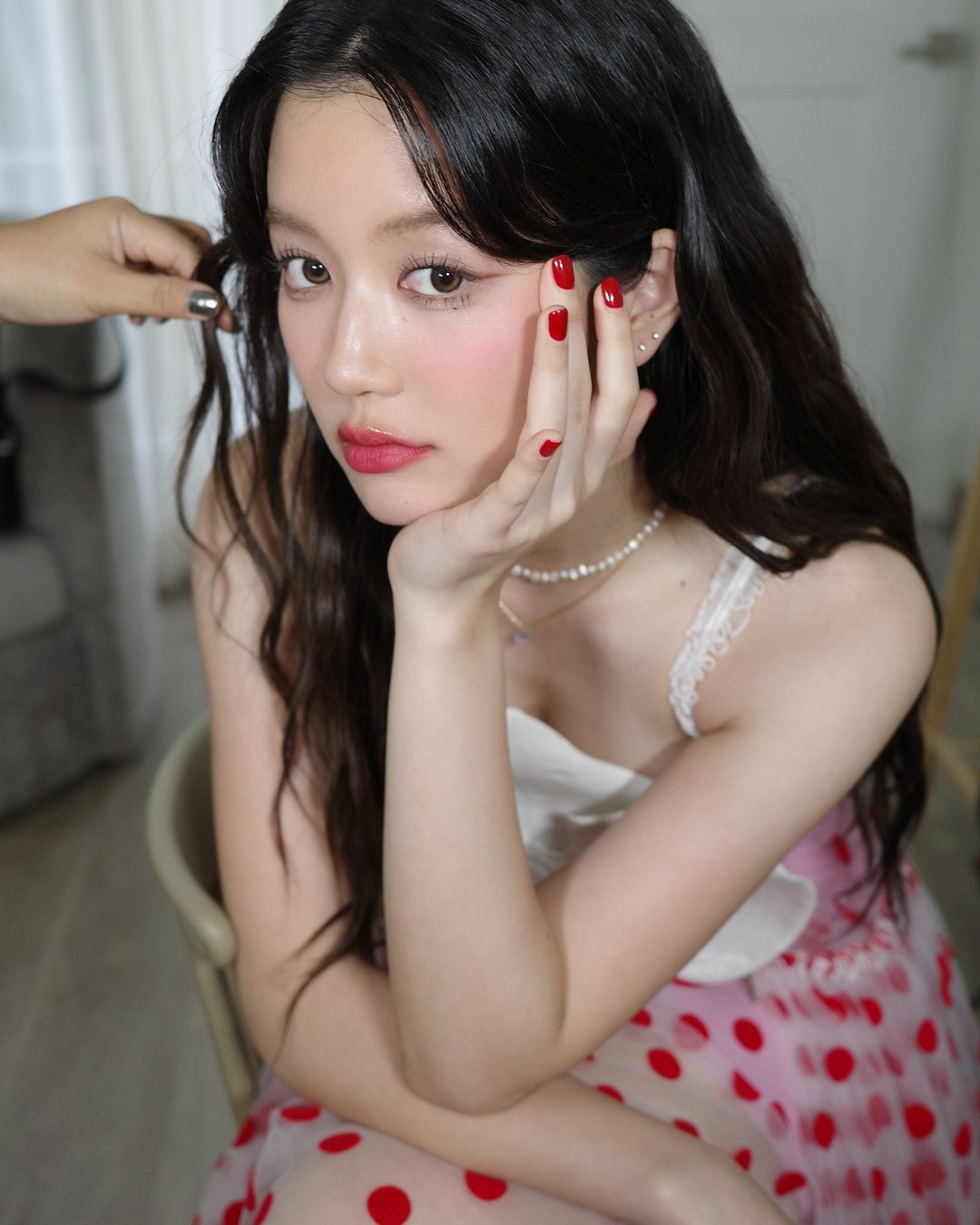 Cô bạn sinh năm 2000, hoạt động với vai trò diễn viên - ca sĩ ở xứ sở Chùa Vàng. Cô bạn sinh năm 2000, hoạt động với vai trò diễn viên - ca sĩ ở xứ sở Chùa Vàng.