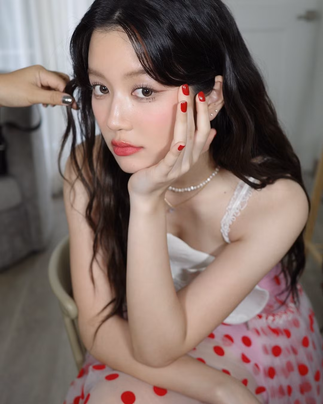 Cô bạn sinh năm 2000, hoạt động với vai trò diễn viên - ca sĩ ở xứ sở Chùa Vàng.