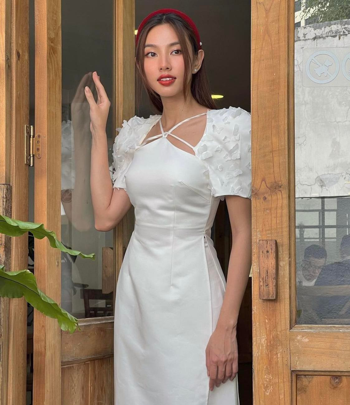 Phần eo ôm sát của trang phục giúp tôn lên vóc dáng của Thùy Tiên. Phần eo ôm sát của trang phục giúp tôn lên vóc dáng của Thùy Tiên.