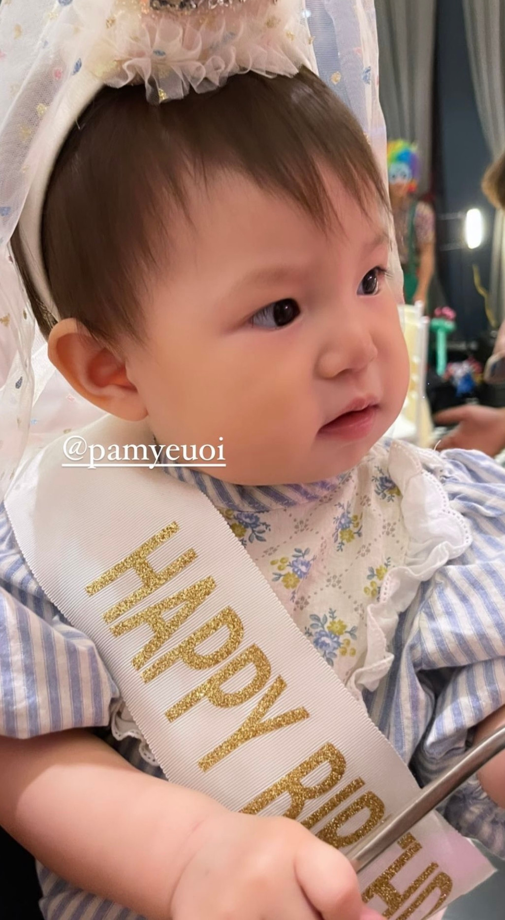 Bé Pam đeo "sash" sinh nhật "cưng hết nấc". Nhiều netizen hài hước nhận xét trông Pam như đang đăng quang Hoa hậu.
