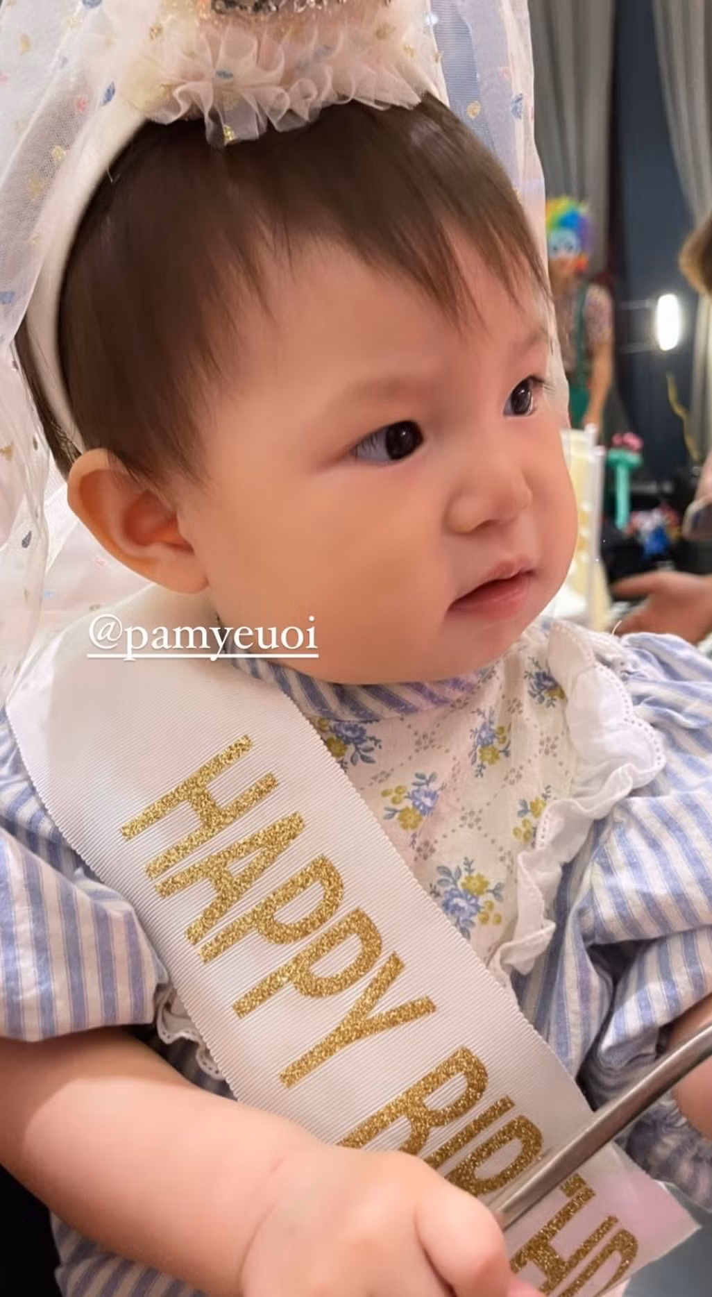 Bé Pam đeo "sash" sinh nhật "cưng hết nấc". Nhiều netizen hài hước nhận xét trông Pam như đang đăng quang Hoa hậu.