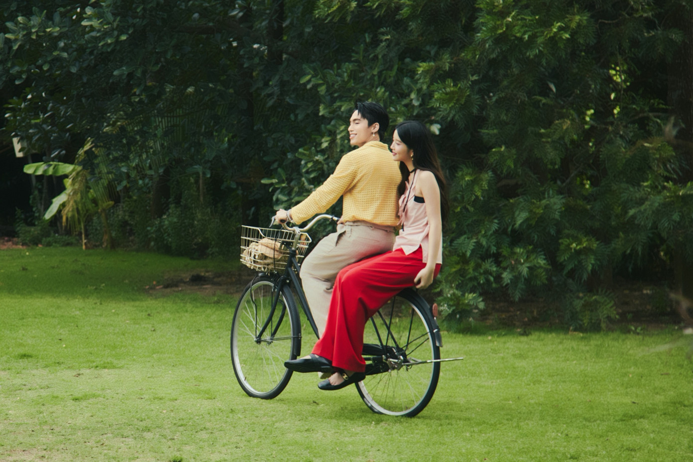 Diễn xuất tình bể bình của "anh chủ tiệm hoa" MONO và nữ chính. Diễn xuất tình bể bình của "anh chủ tiệm hoa" MONO và nữ chính.