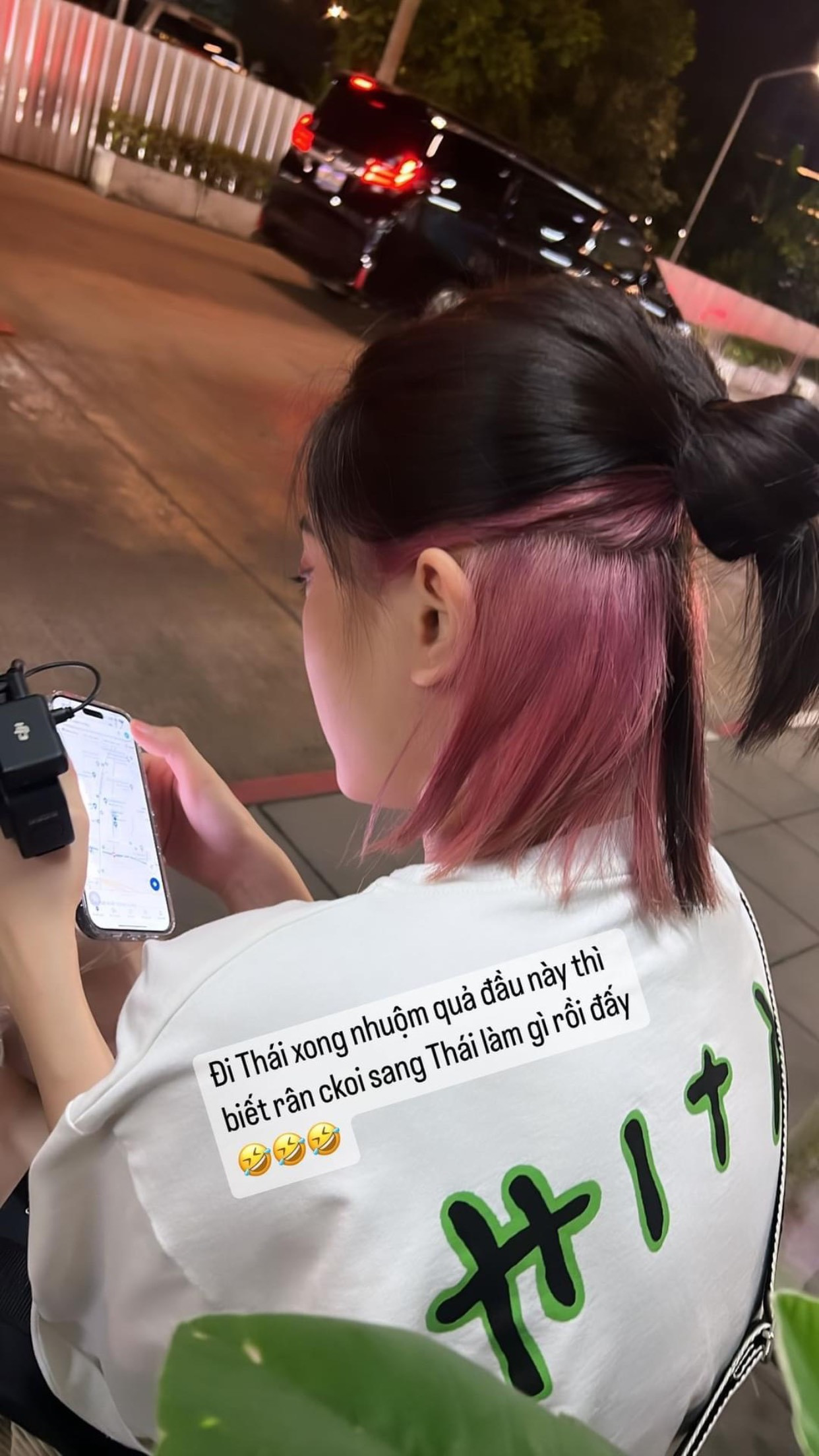 Á hậu Phương Nga được Bình An khẳng định là "dân chơi" khi đã nhuộm hẳn tóc sang màu đen - hồng trước khi dự concert của gà cưng YG. Á hậu Phương Nga được Bình An khẳng định là "dân chơi" khi đã nhuộm hẳn tóc sang màu đen - hồng trước khi dự concert của gà cưng YG.