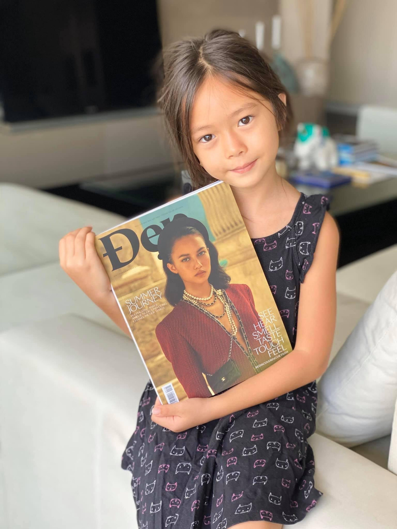 Nhóc tỳ sở hữu thần thái chuẩn người mẫu và cách tạo dáng cực chuyên nghiệp.