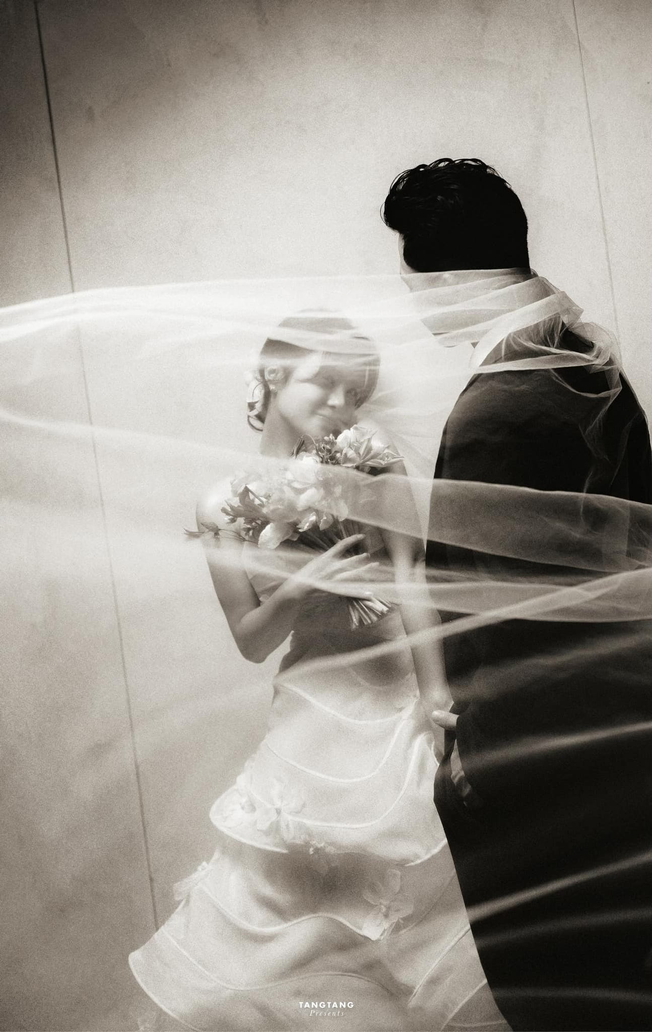 Nữ ca sĩ từng nhá hàng bộ ảnh cưới: "Cảm ơn anh đã kiên nhẫn và kiên quyết, từ ánh mắt ngại ngùng lúc mới gặp đến ánh mắt ngại ngùng ngày chụp hình cưới". Nữ ca sĩ từng nhá hàng bộ ảnh cưới: "Cảm ơn anh đã kiên nhẫn và kiên quyết, từ ánh mắt ngại ngùng lúc mới gặp đến ánh mắt ngại ngùng ngày chụp hình cưới".