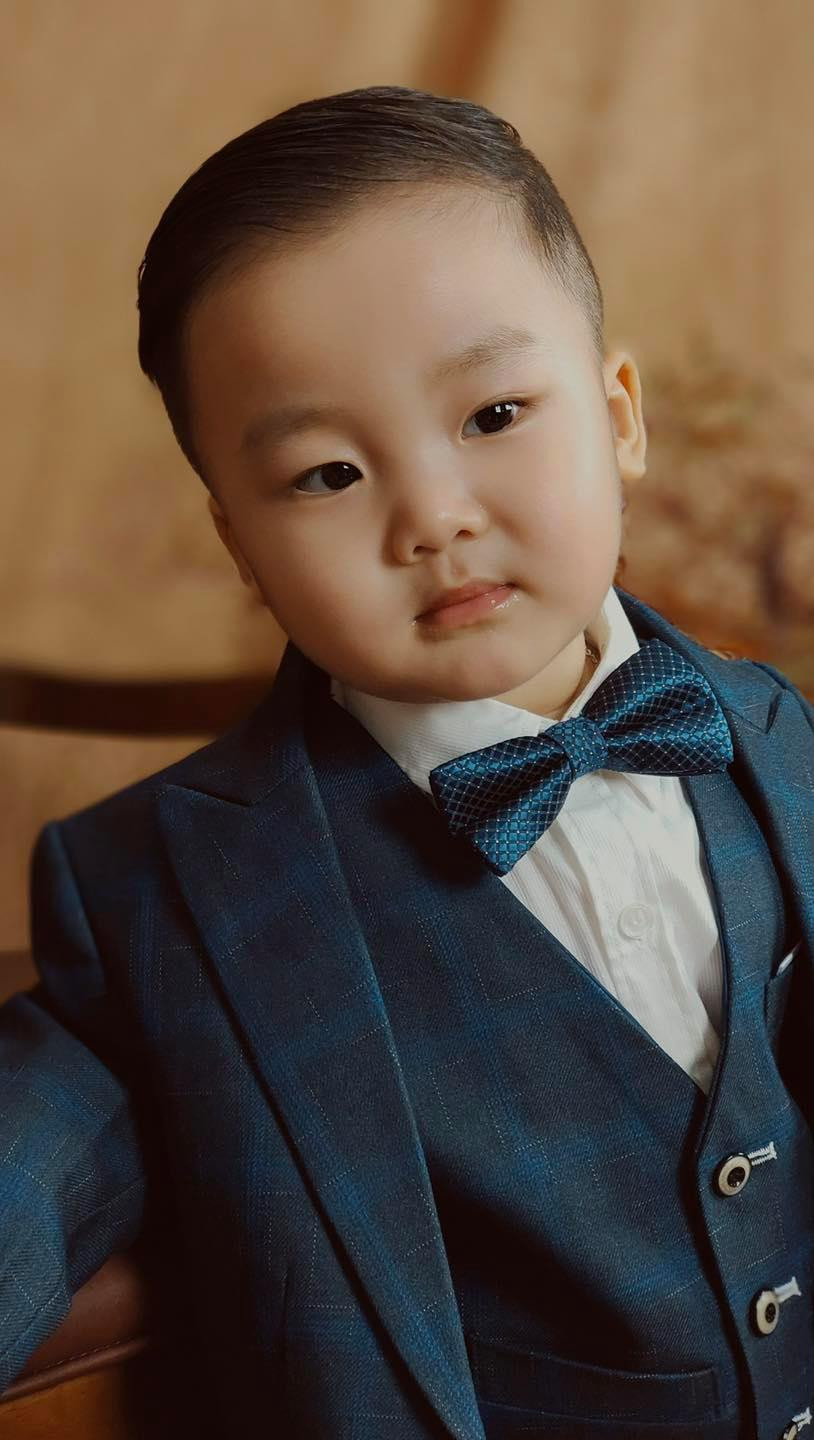 Diện vest với sơ mi trắng cài nơ, bé Bo nhận về "bão like" dịp sinh nhật. Diện vest với sơ mi trắng cài nơ, bé Bo nhận về "bão like" dịp sinh nhật.