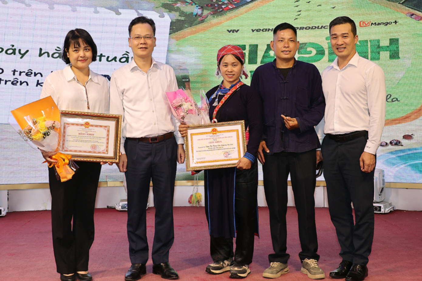 Đồng chí Nguyễn Thành Sinh, Phó chủ tịch UBND tỉnh Lào Cai (đứng thứ hai từ trái sang) trao bằng khen, giấy khen cho tập thể và các cá nhân vì những đóng góp phát triển du lịch địa phương qua chương trình Gia Đình Haha. Ảnh: Thanh Miền Đồng chí Nguyễn Thành Sinh, Phó chủ tịch UBND tỉnh Lào Cai (đứng thứ hai từ trái sang) trao bằng khen, giấy khen cho tập thể và các cá nhân vì những đóng góp phát triển du lịch địa phương qua chương trình Gia Đình Haha. Ảnh: Thanh Miền