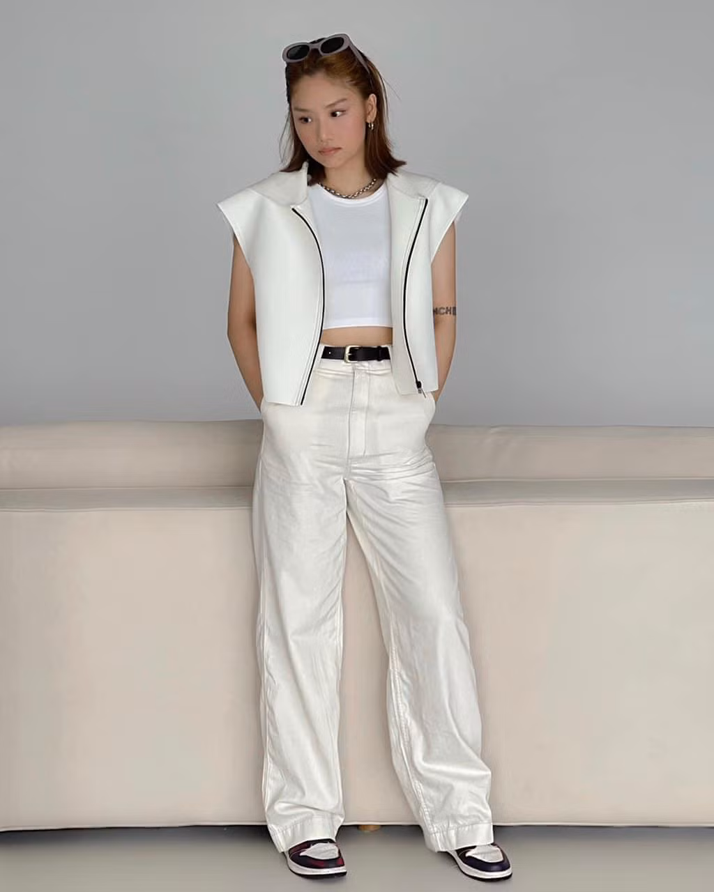 Miu Lê "chất như nước cất" với jacket tay ngắn phối cùng croptop và quần ống suông trắng.