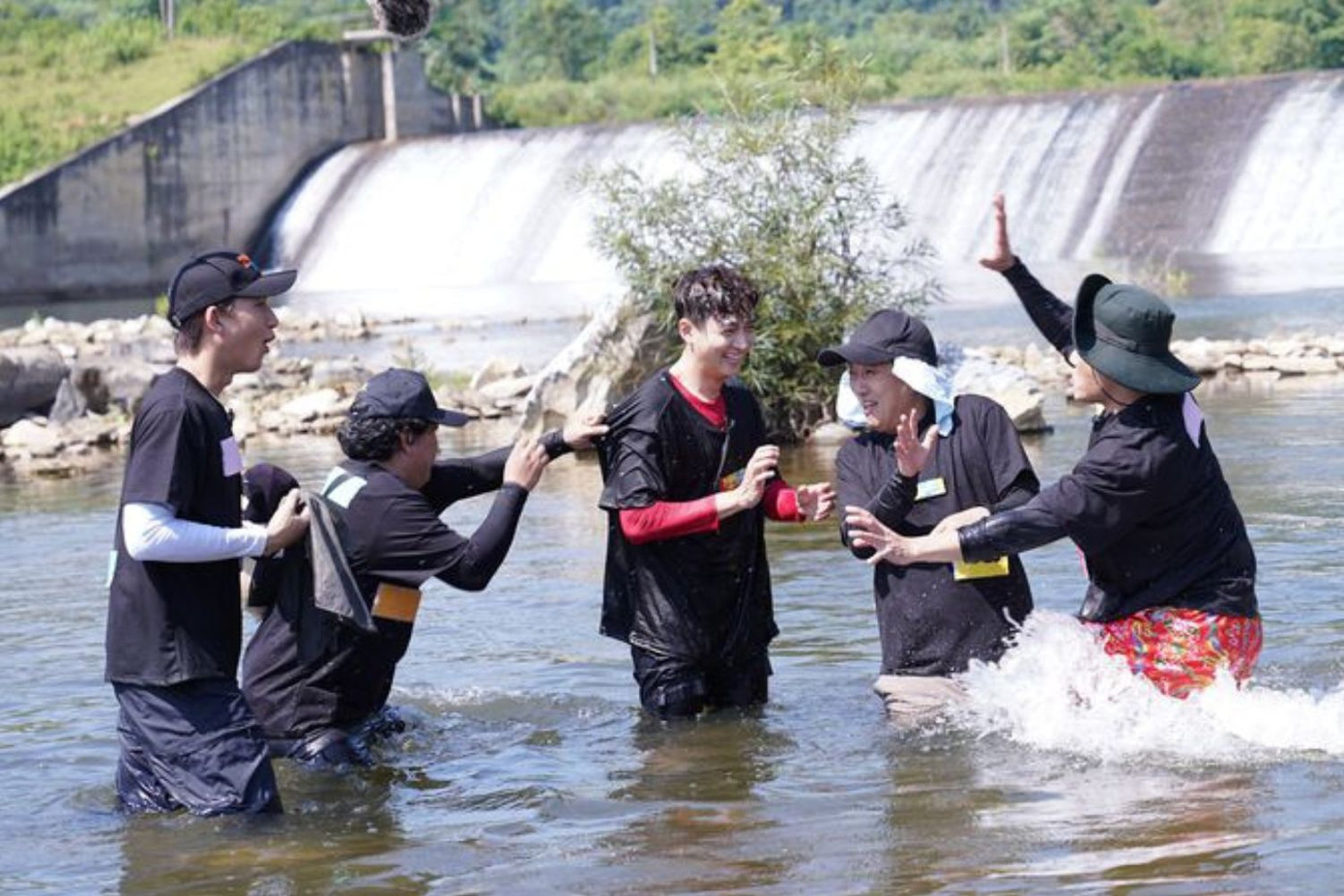 Đạo diễn Đức Thịnh cũng "sợ hãi" Lê Dương Bảo Lâm. Đạo diễn Đức Thịnh cũng "sợ hãi" Lê Dương Bảo Lâm.