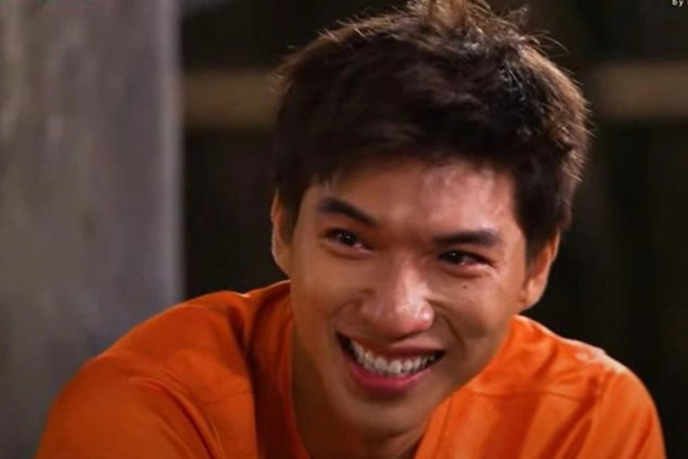 HIEUTHUHAI lần đầu bật khóc trên sóng truyền hình. HIEUTHUHAI lần đầu bật khóc trên sóng truyền hình.