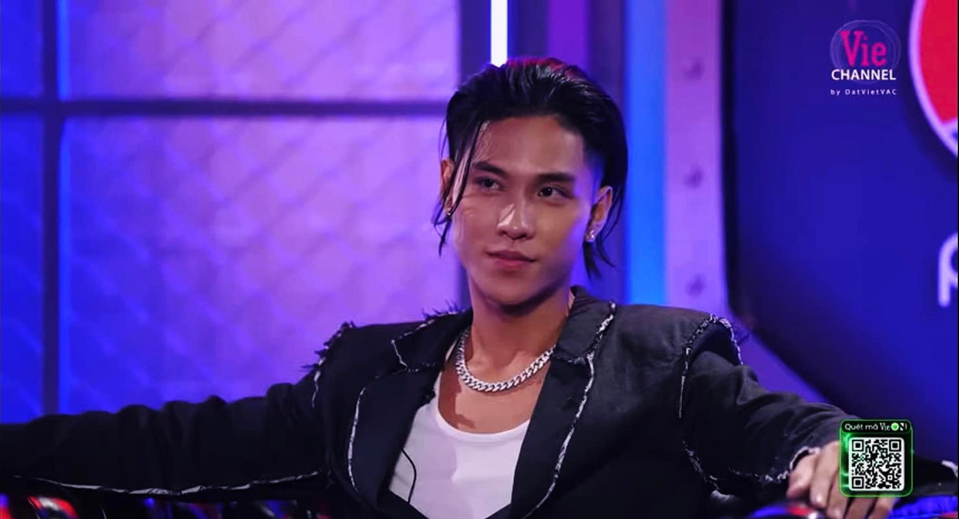 Producer Gen Z khiến hội chị em "mơi" bởi chiếc nhan sắc chuẩn bad boy. Producer Gen Z khiến hội chị em "mơi" bởi chiếc nhan sắc chuẩn bad boy.