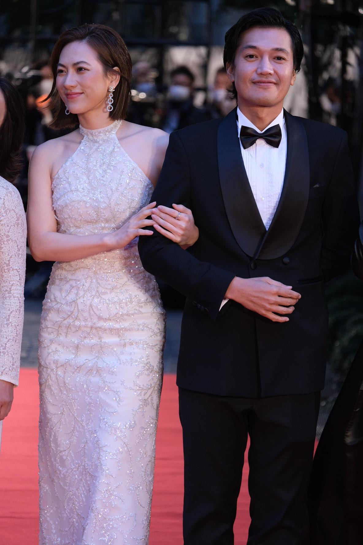 Phương Anh Đào sánh đôi cùng bạn diễn Quang Tuấn tại sự kiện quốc tế.