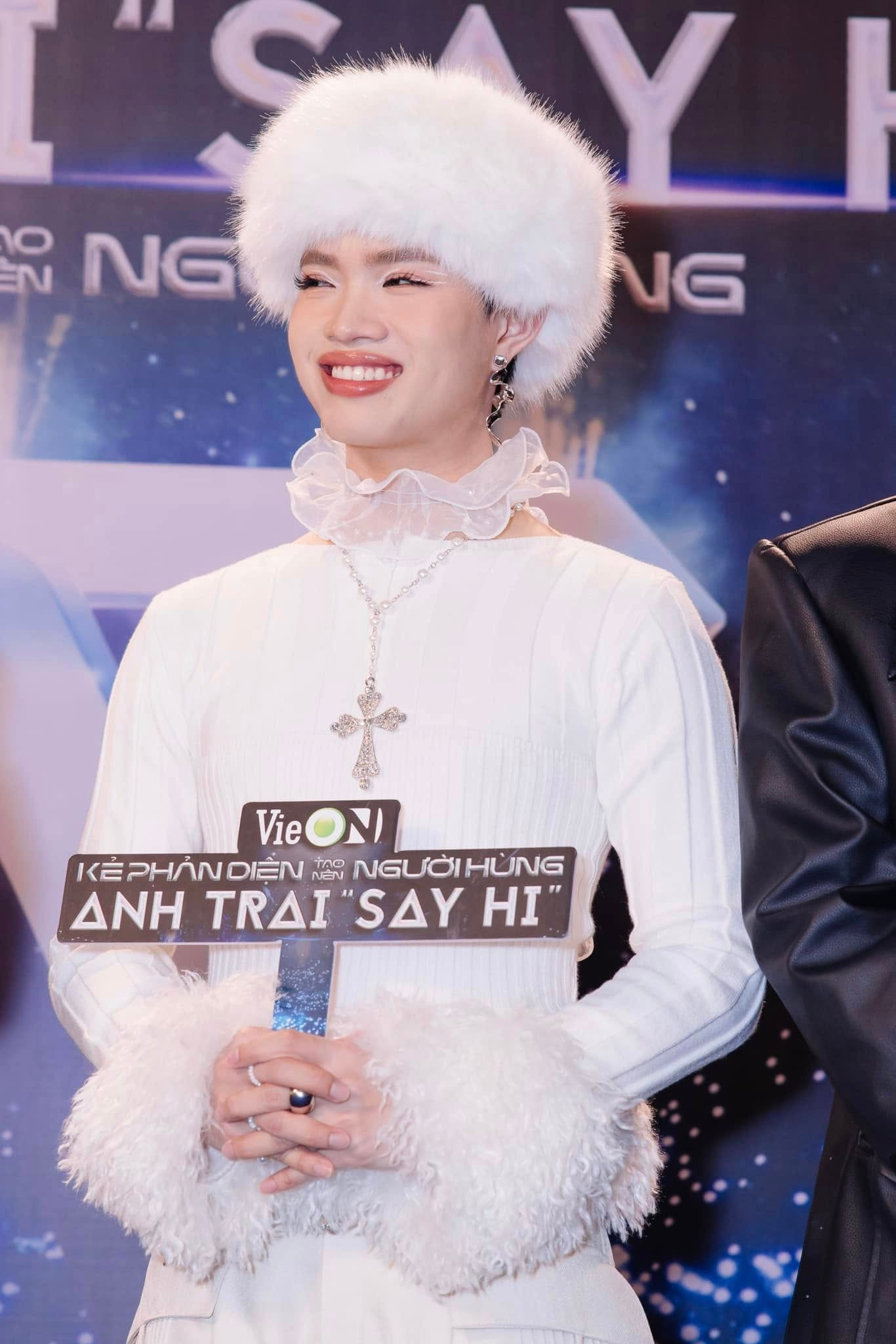 Pháp Kiều nhận về nhiều lời khen bởi lối ứng xử tinh tế với "thần tượng" HIEUTHUHAI. Pháp Kiều nhận về nhiều lời khen bởi lối ứng xử tinh tế với "thần tượng" HIEUTHUHAI.