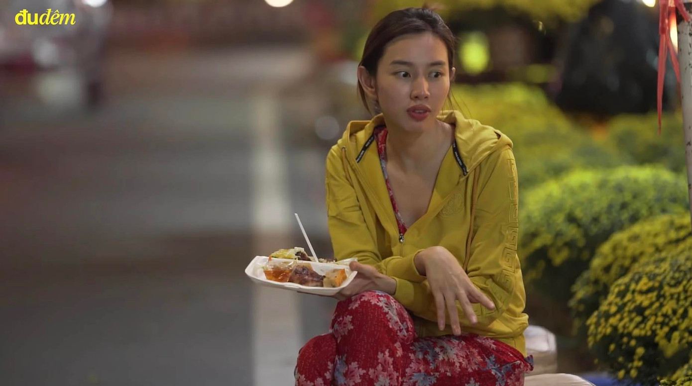 Tết năm ngoái, Hoa hậu Thùy Tiên khiến mạng xã hội &quot;rần rần&quot; với khoảnh khắc mặc đồ bộ, bán hoa cúc trong series Đu Đêm.