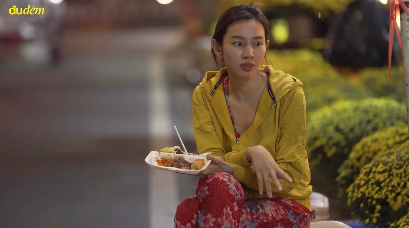 Tết năm ngoái, Hoa hậu Thùy Tiên khiến mạng xã hội "rần rần" với khoảnh khắc mặc đồ bộ, bán hoa cúc trong series Đu Đêm.