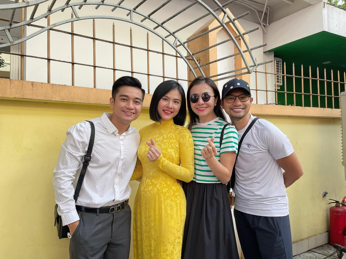 Vợ chồng Vân Trang cùng vợ chồng Huỳnh Đông đồng hành cùng các nhóc tỳ đến trường ngày khai giảng.