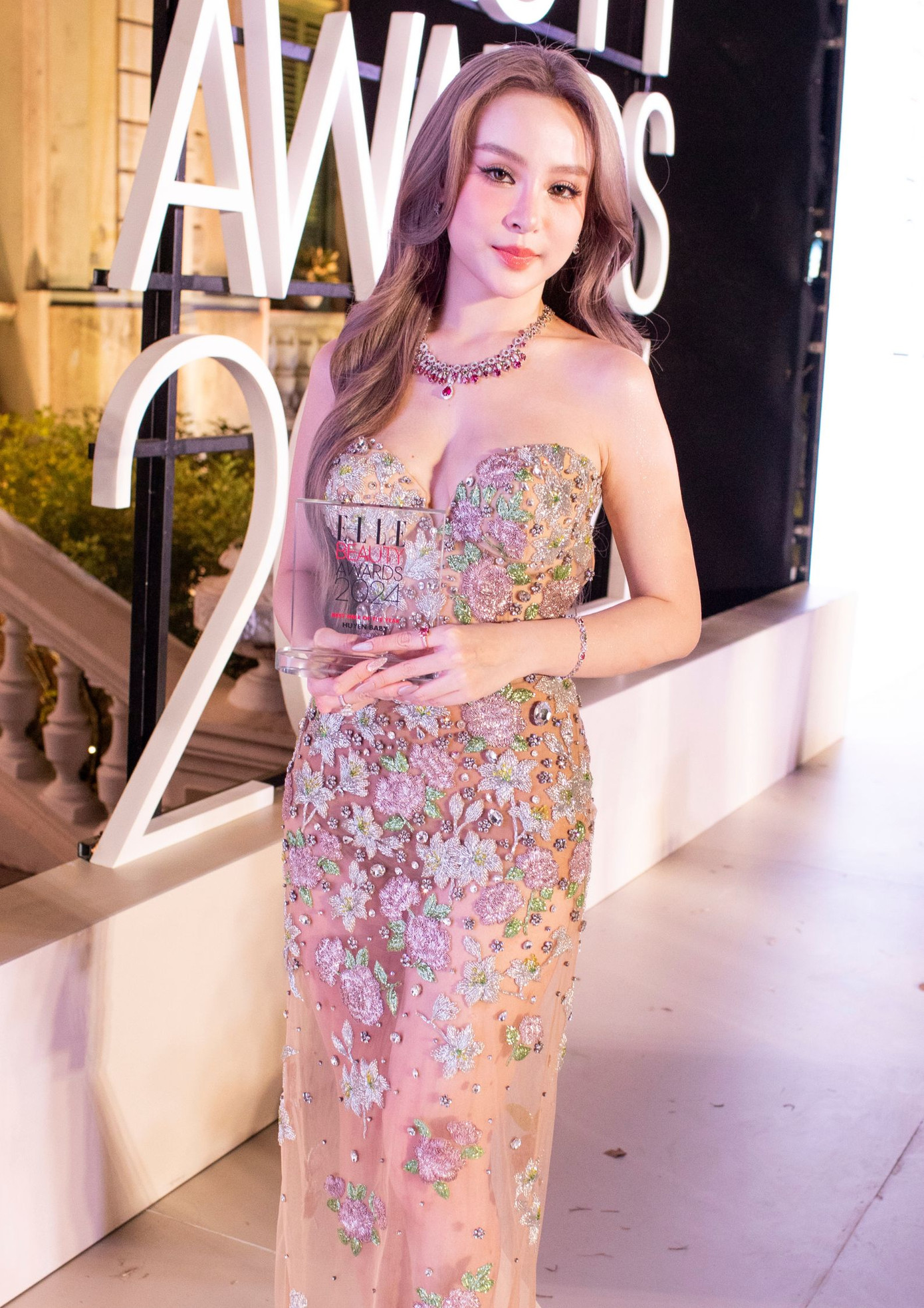 "Chị đẹp" diện đầm đuôi cá phối cùng trang sức sang trọng.