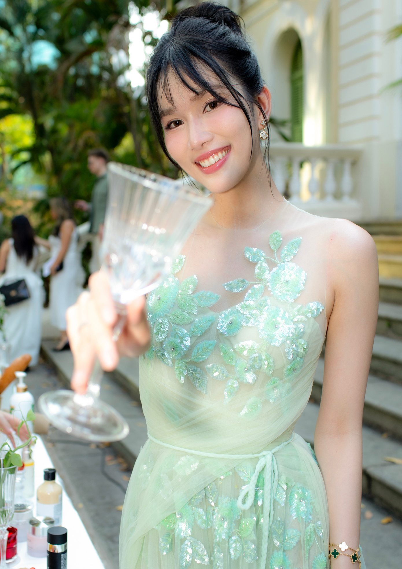 Á hậu Phương Anh diện đầm xanh nhẹ nhàng tại sự kiện.