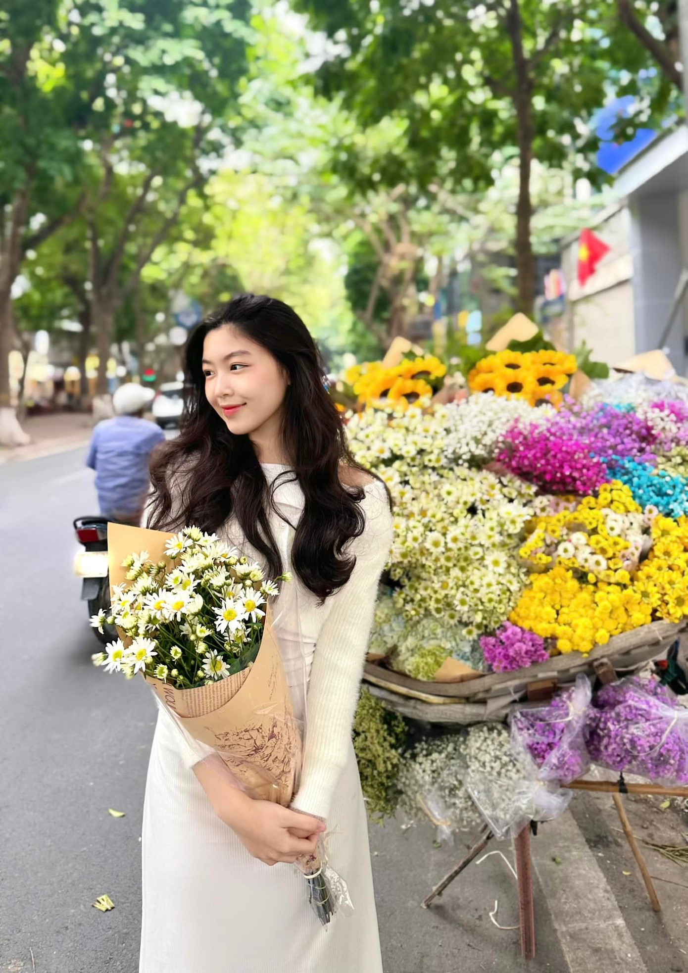 Bên cạnh thành tích học tập đáng nể, Lọ Lem còn sở hữu lượng người theo dõi lớn trên mạng xã hội và tham gia đóng quảng cáo cho các thương hiệu nổi tiếng.