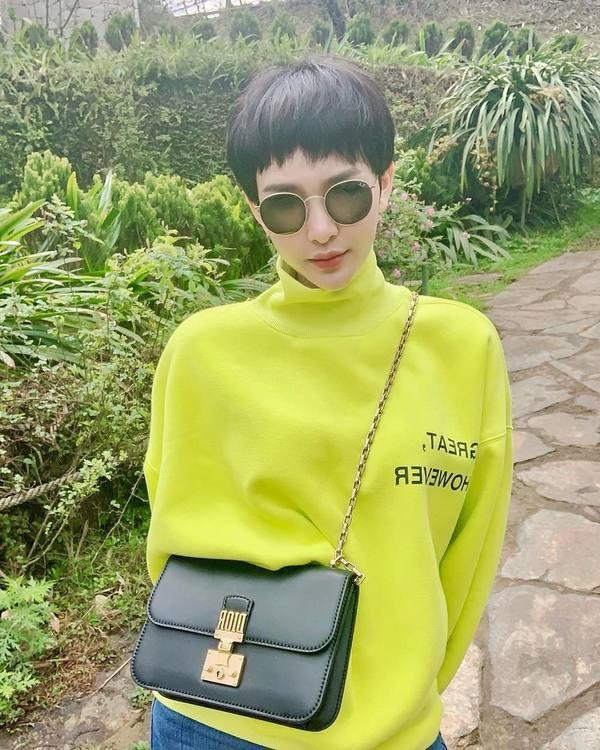 Những món phụ kiện đến từ nhà mốt Dior, Prada cũng được nữ ca sĩ thường xuyên lựa chọn. Những món phụ kiện đến từ nhà mốt Dior, Prada cũng được nữ ca sĩ thường xuyên lựa chọn.