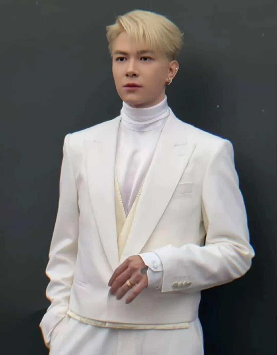 Nhiều người hâm mộ hóm hỉnh, "thư ký Bùi" nay đã thăng chức thành "Bùi tổng". Nhiều người hâm mộ hóm hỉnh, "thư ký Bùi" nay đã thăng chức thành "Bùi tổng".