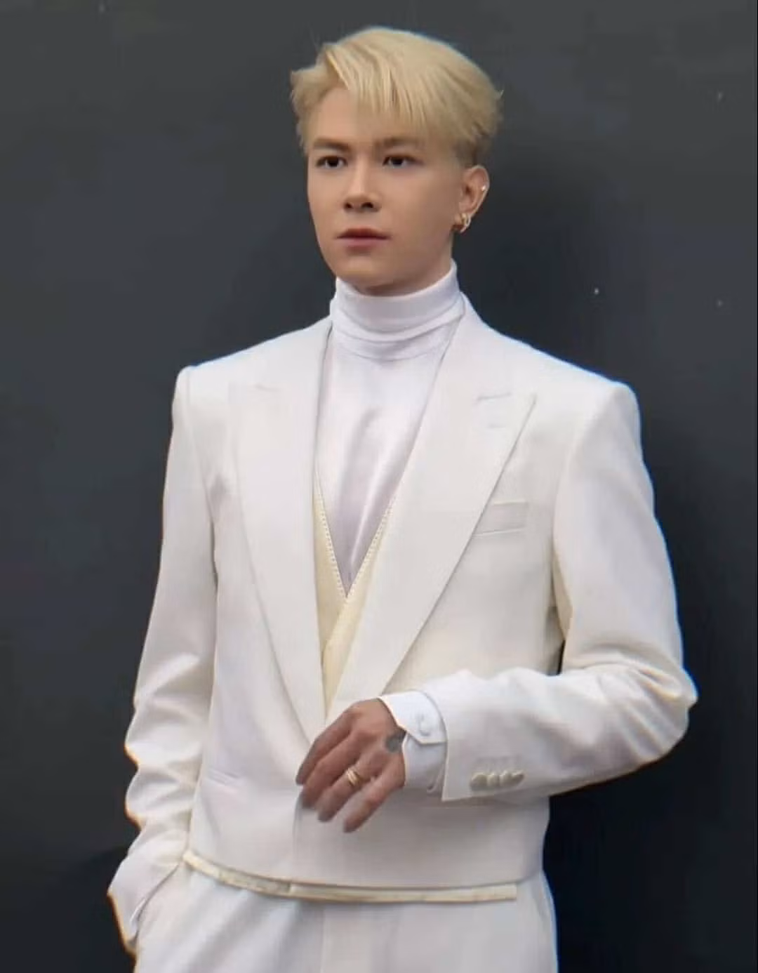 Nhiều người hâm mộ hóm hỉnh, "thư ký Bùi" nay đã thăng chức thành "Bùi tổng". Nhiều người hâm mộ hóm hỉnh, "thư ký Bùi" nay đã thăng chức thành "Bùi tổng".