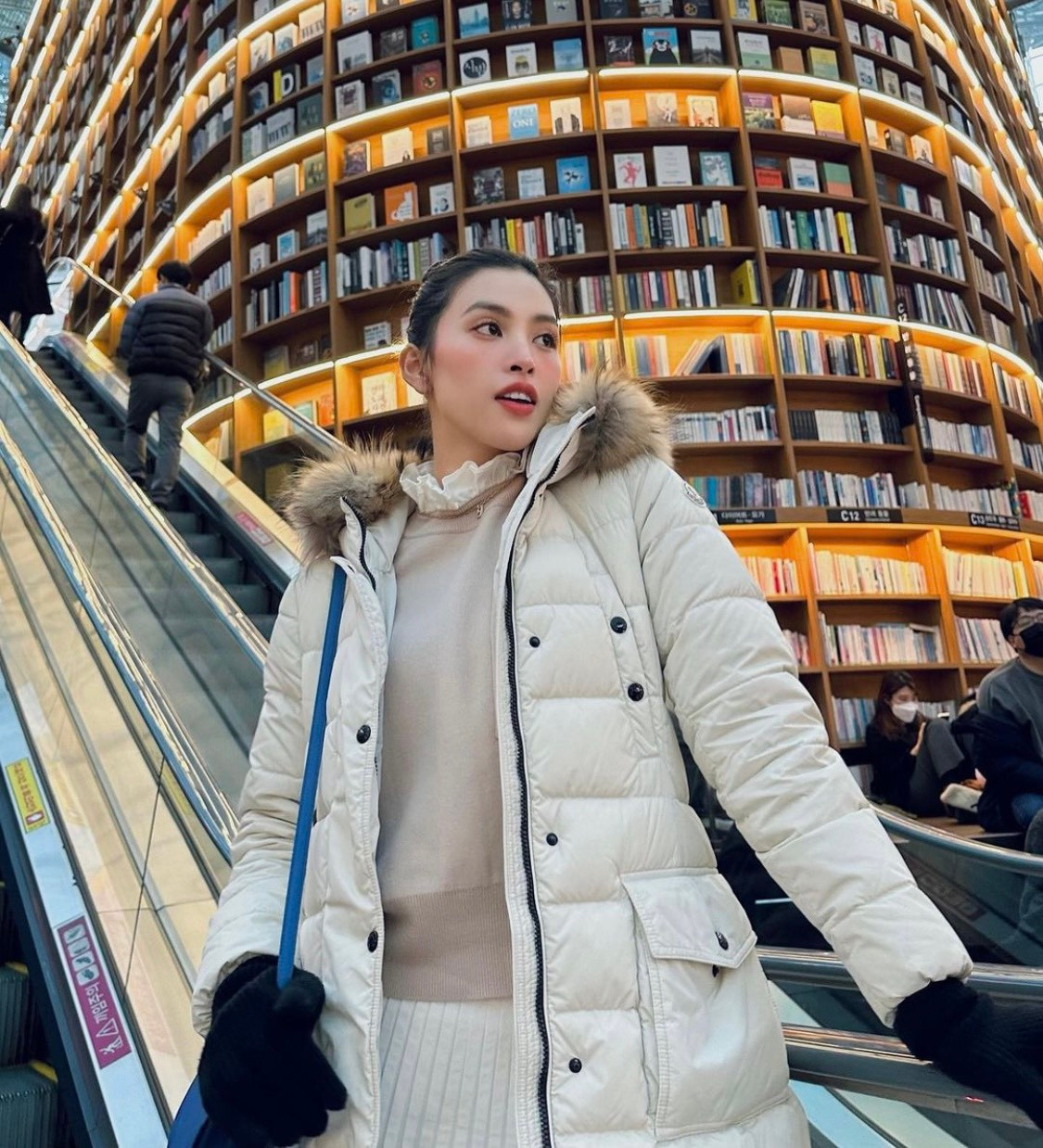 Hoa hậu Tiểu Vy check-in tại thư viện Starfield ở Seoul, Hàn Quốc.