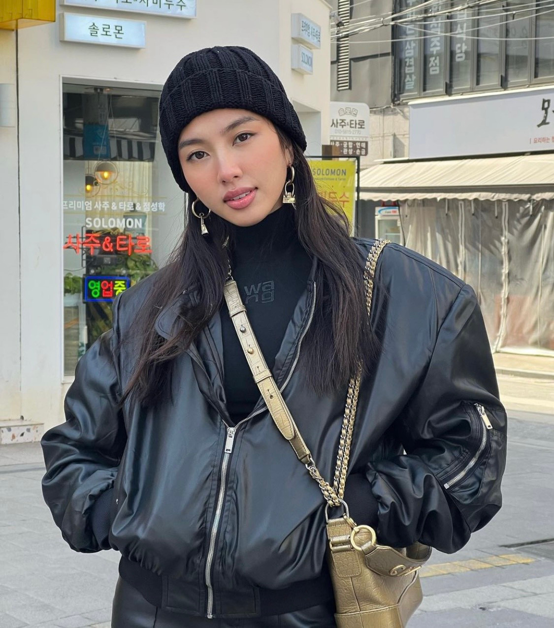 Hoa hậu Thùy Tiên lên đồ cực ngầu giữa đường phố Hàn Quốc.