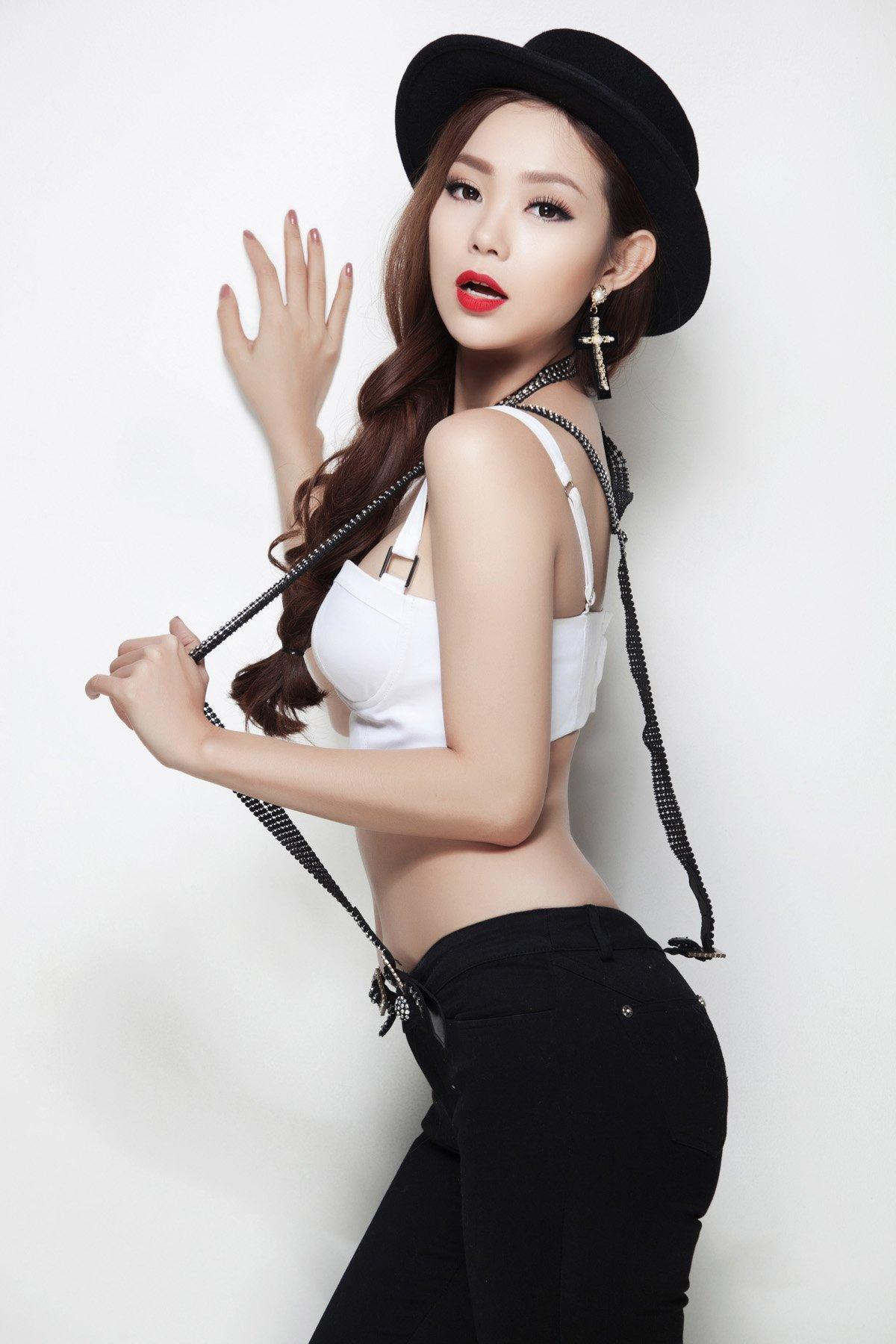 Nữ ca sĩ theo đuổi phong cách quyến rũ với áo croptop, quần cạp cao.