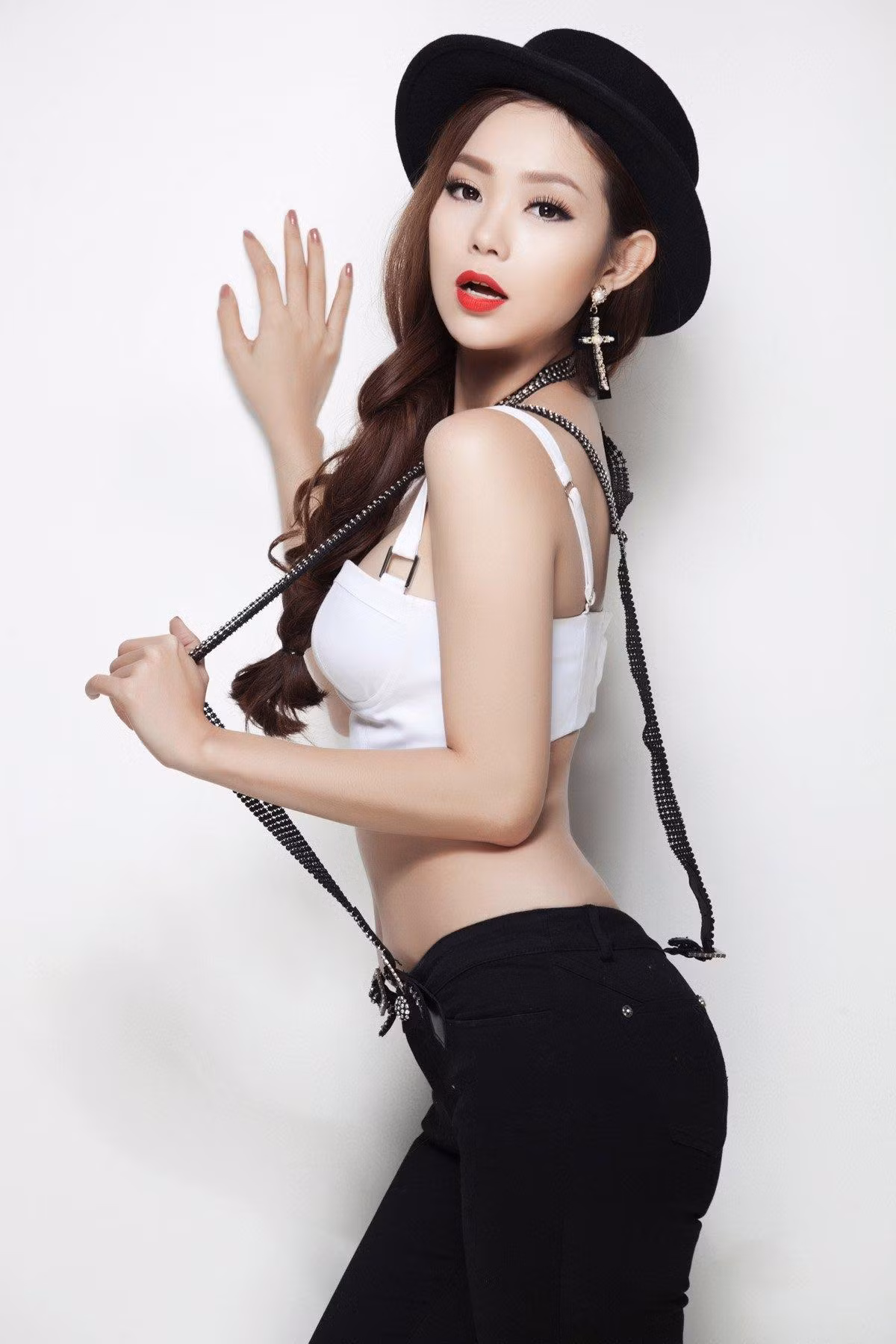 Nữ ca sĩ theo đuổi phong cách quyến rũ với áo croptop, quần cạp cao.