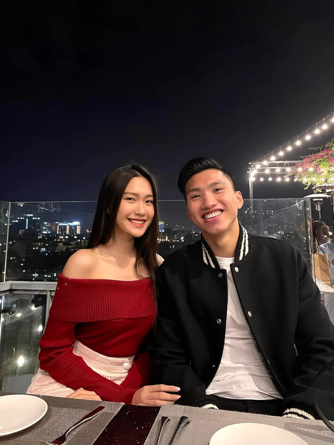 Cả hai thường xuyên "phát đường" trên MXH từ sau khi công khai hẹn hò. Cả hai thường xuyên "phát đường" trên MXH từ sau khi công khai hẹn hò.