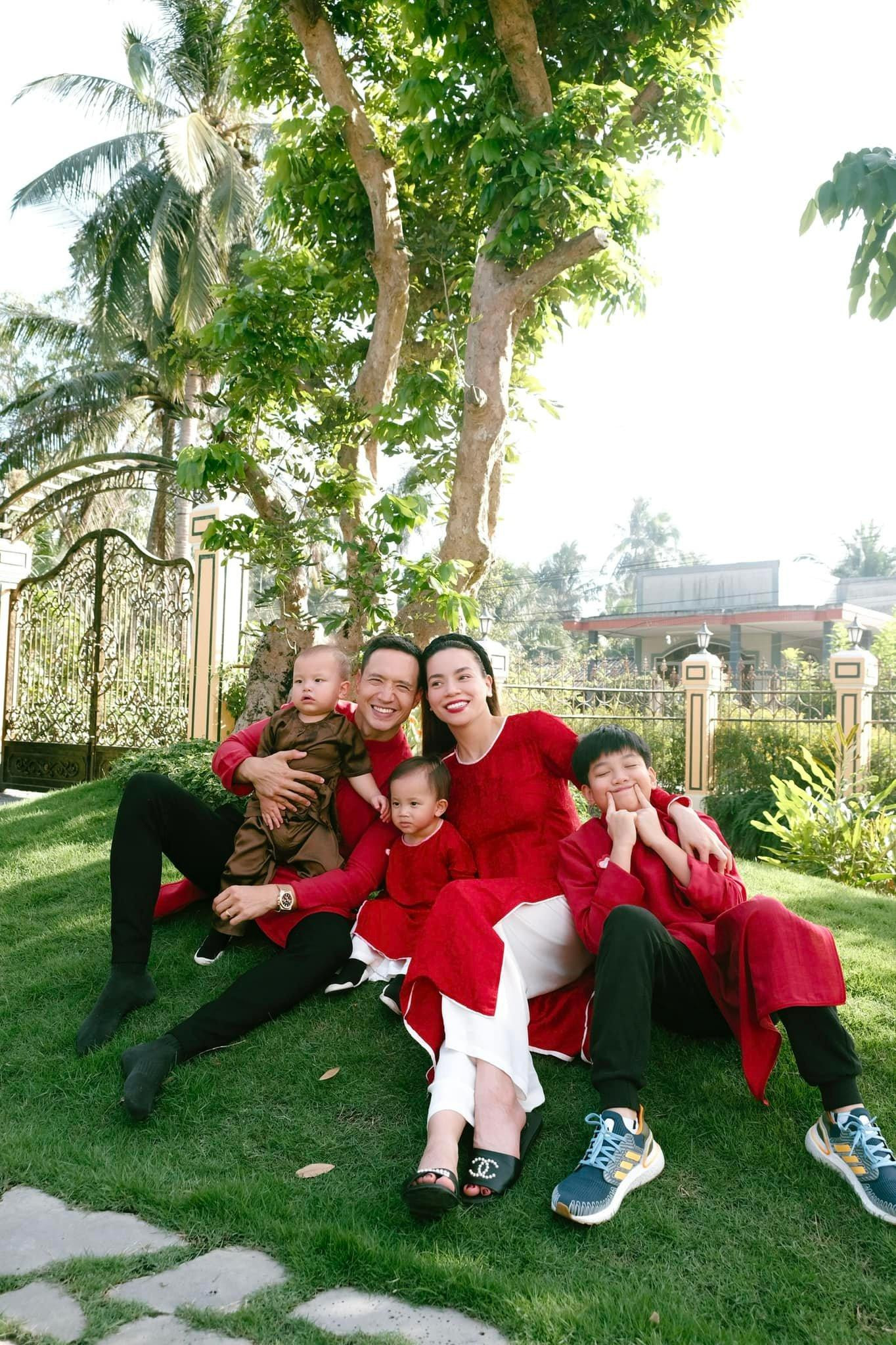 Trong khi Subeo và Lisa tươi tắn, "cây hài" Leon lại gây cười với biểu cảm khó đỡ.