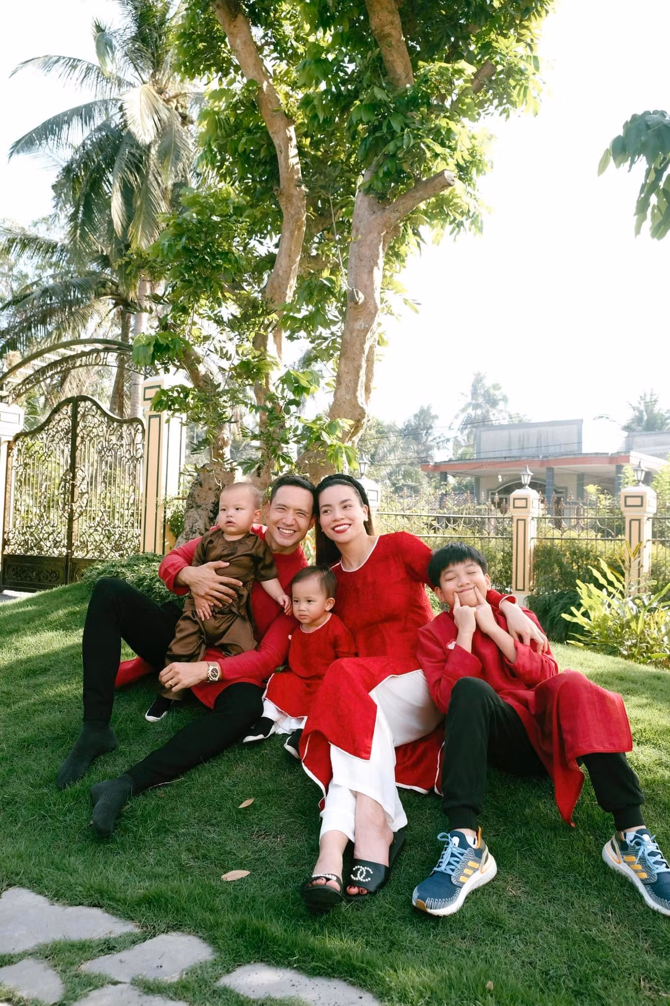 Trong khi Subeo và Lisa tươi tắn, "cây hài" Leon lại gây cười với biểu cảm khó đỡ.