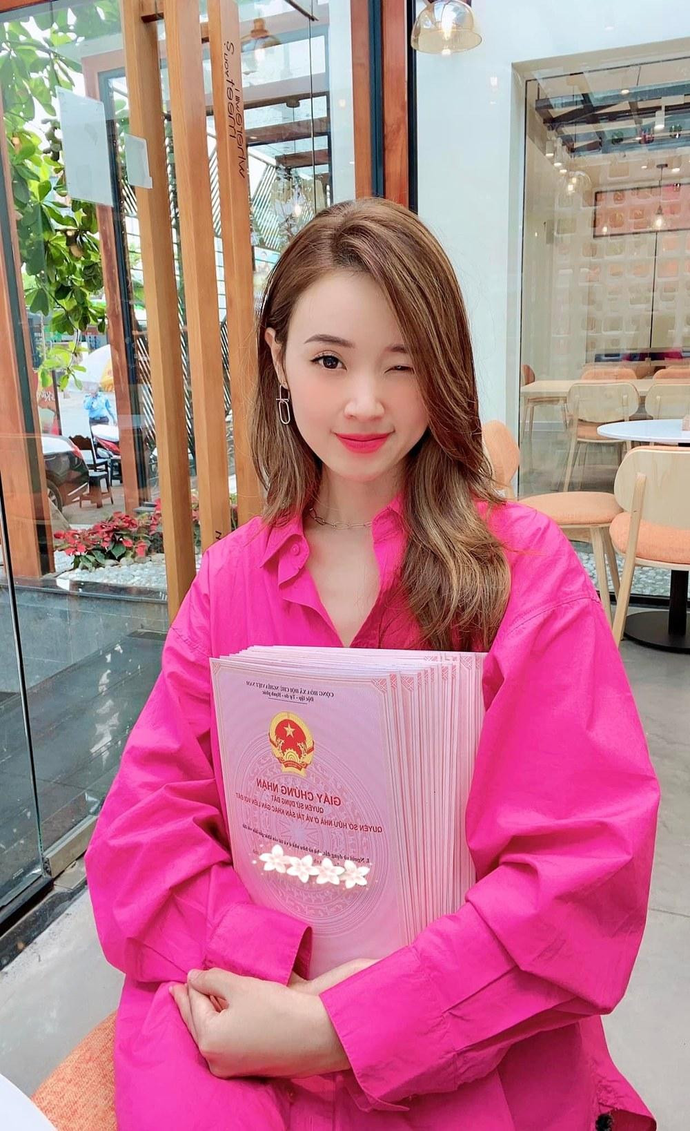 Bên cạnh đó, cô nàng cũng "gây sốt" với món quà mang về cho mẹ. Bên cạnh đó, cô nàng cũng "gây sốt" với món quà mang về cho mẹ.