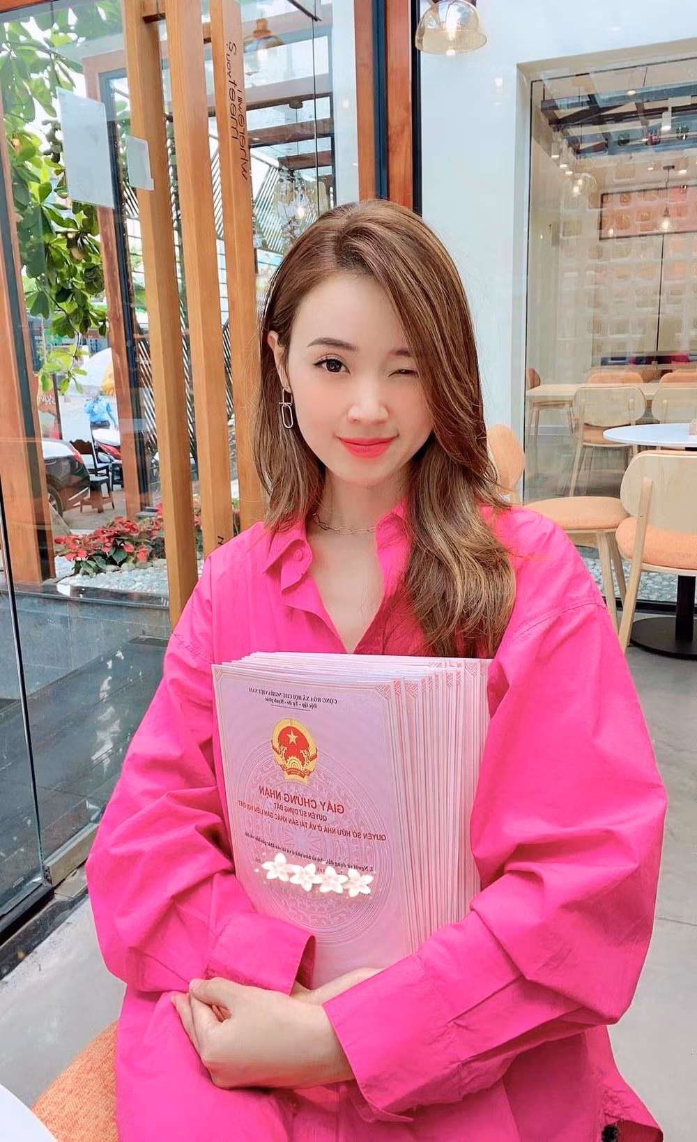 Bên cạnh đó, cô nàng cũng "gây sốt" với món quà mang về cho mẹ.