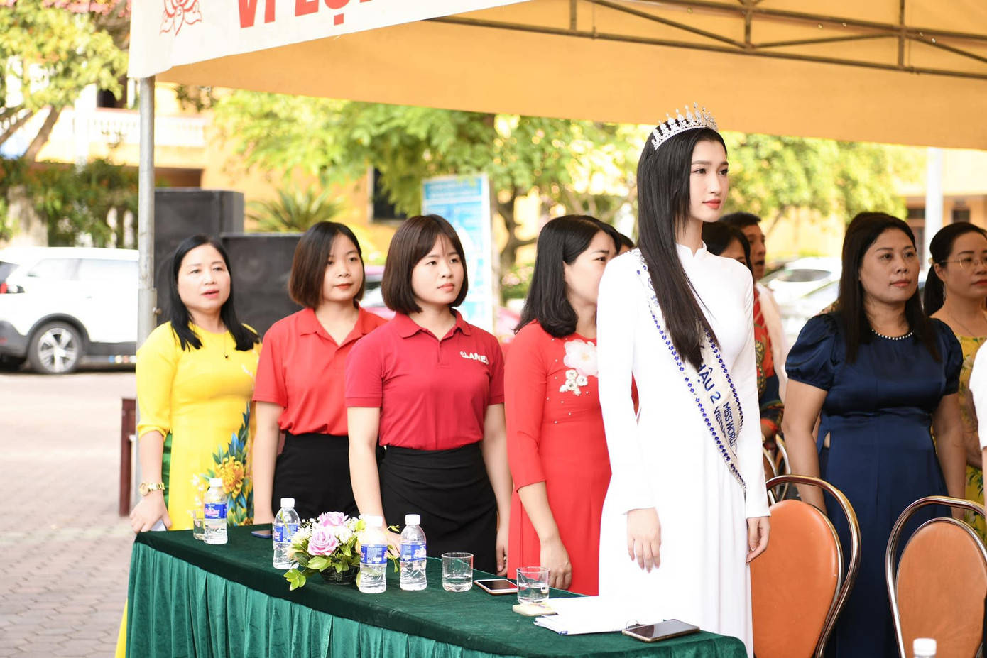 Á hậu Phương Nhi khoe thần thái rạng ngời khi trở lại trường cũ trong ngày khai giảng.