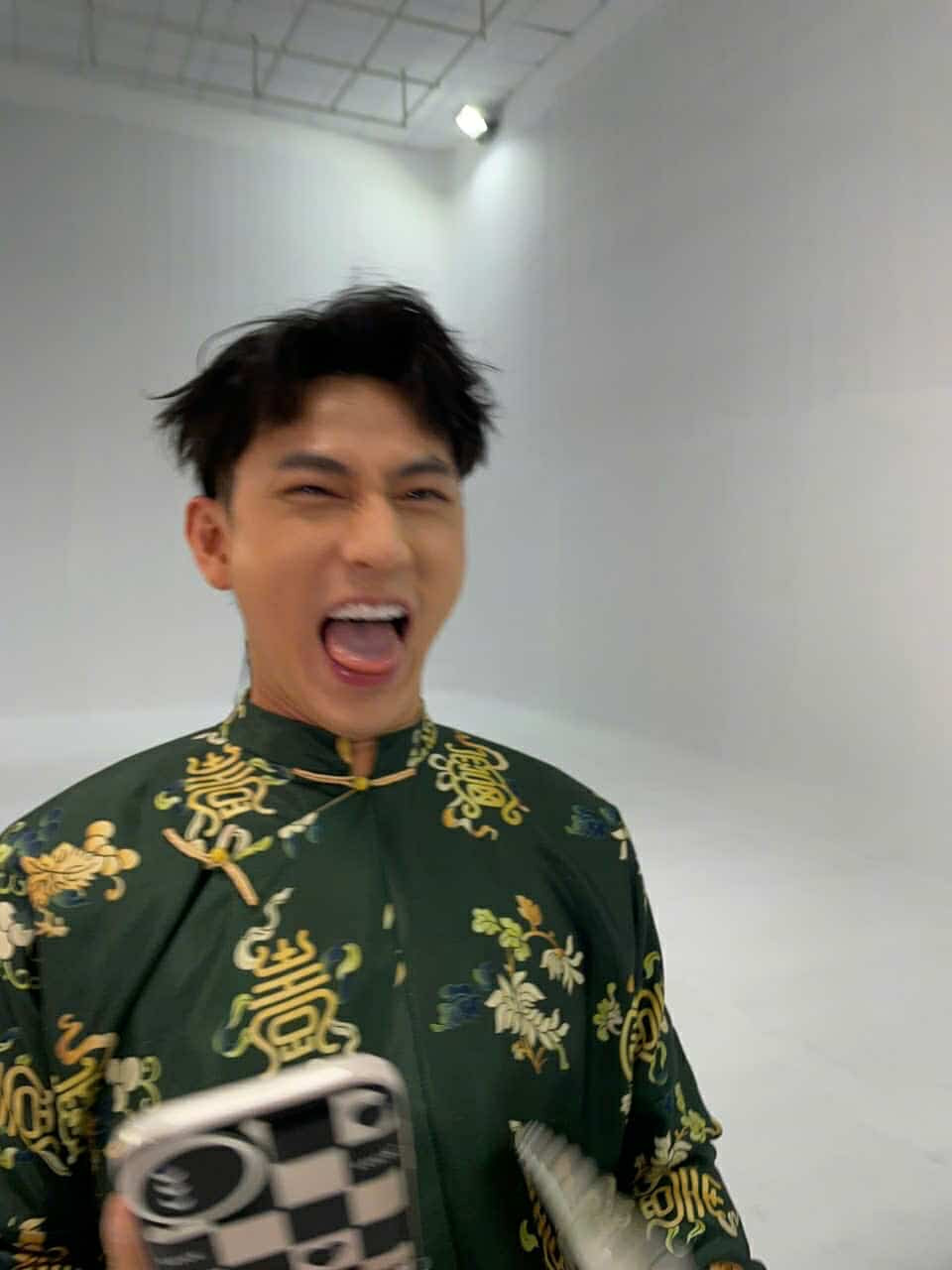 Isaac bị "dìm" nhưng không "chìm". Isaac bị "dìm" nhưng không "chìm".