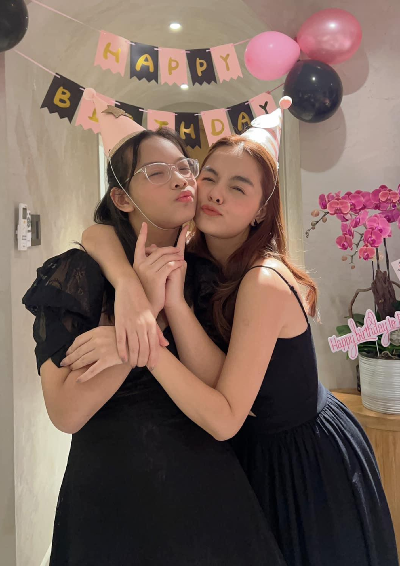 Tuệ Lâm được mẹ tiết lộ có tính cách chu đáo, thường xuyên giúp mẹ chăm sóc các em.