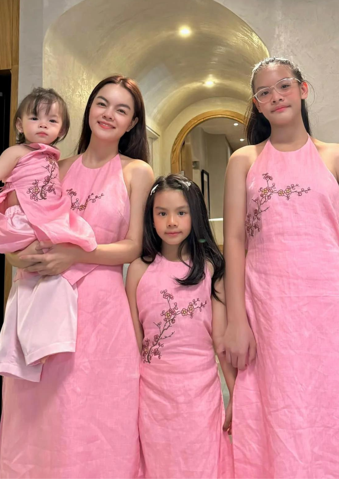 Những khoảnh khắc bình yên của bốn mẹ con Phạm Quỳnh Anh.