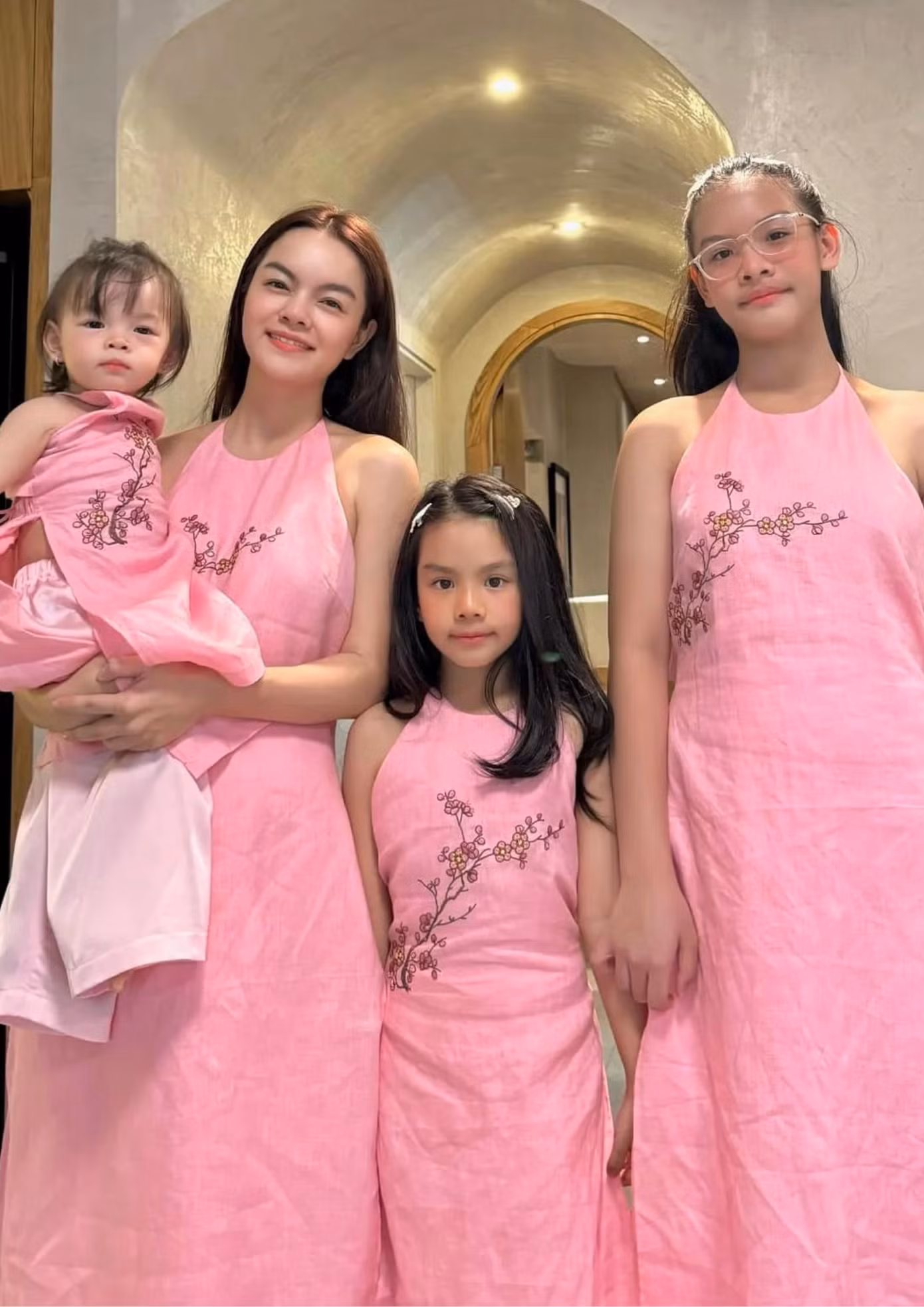 Những khoảnh khắc bình yên của bốn mẹ con Phạm Quỳnh Anh.