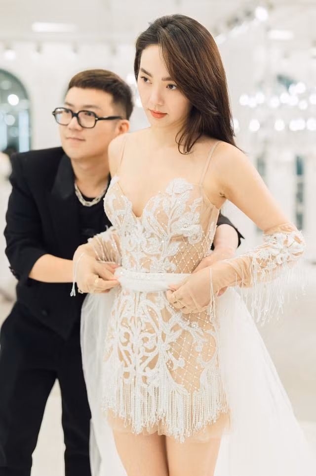 Những bộ váy cưới của Minh Hằng khiến netizen không khỏi trầm trồ khi đều được thiết kế bởi những tên tuổi hàng đầu trong làng thời trang Việt.