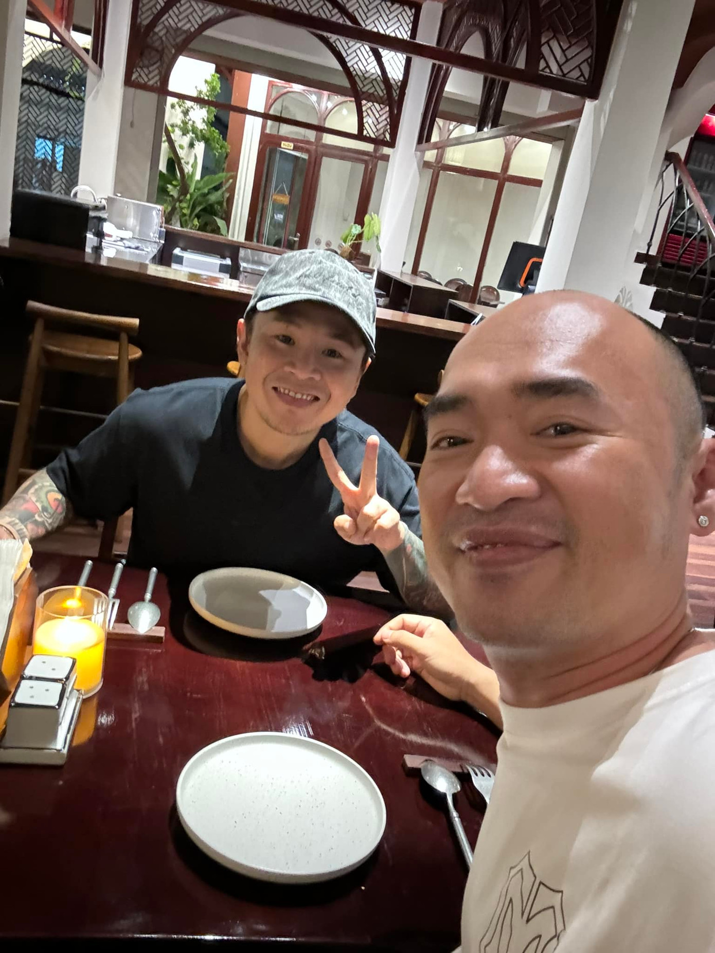 "Tôi hiểu sao Binz "sợ" em rồi, em cỡ này ai mà không sợ. Tôi có làm gì đâu mà em "đem" tôi đi" - Tiến Luật đáp lại Châu Bùi trên trang cá nhân. "Tôi hiểu sao Binz "sợ" em rồi, em cỡ này ai mà không sợ. Tôi có làm gì đâu mà em "đem" tôi đi" - Tiến Luật đáp lại Châu Bùi trên trang cá nhân.