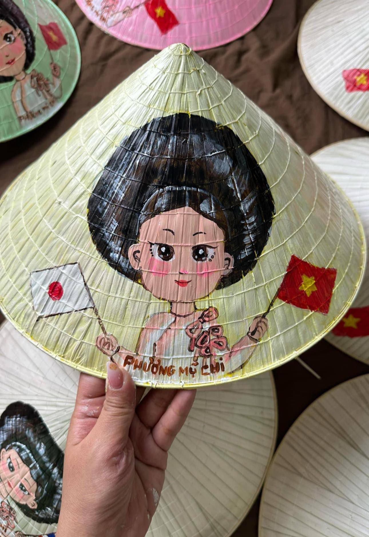 Món quà lưu niệm đặc biệt của Phương Mỹ Chi dành cho bạn bè quốc tế. Nguồn ảnh: FBNV.