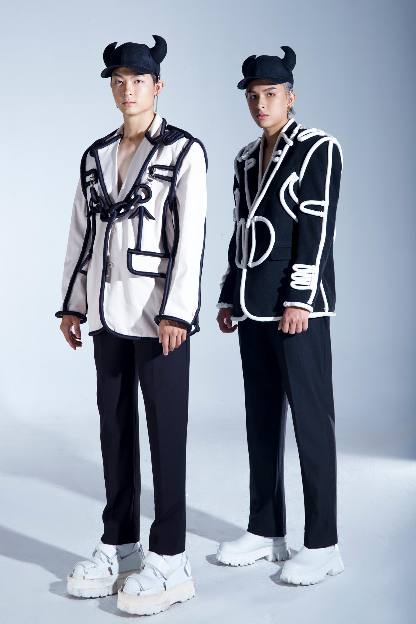 Đồng hành của nam NTK trong BST mới là hai "tân binh" của làng thời trang Việt - Lưu Cao Phát và Nhật Quang. Đồng hành của nam NTK trong BST mới là hai "tân binh" của làng thời trang Việt - Lưu Cao Phát và Nhật Quang.