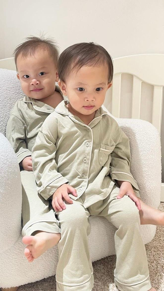 Cặp song sinh "tình thương mến thương" Lisa và Leon khiến trái tim mọi người tan chảy. Cặp song sinh "tình thương mến thương" Lisa và Leon khiến trái tim mọi người tan chảy.