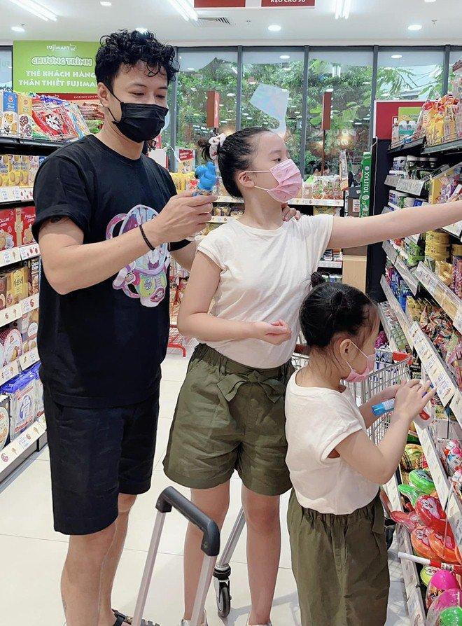 Gia đình viên mãn của diễn viên Hồng Đăng nhận về nhiều sự quan tâm của netizen. Gia đình viên mãn của diễn viên Hồng Đăng nhận về nhiều sự quan tâm của netizen.