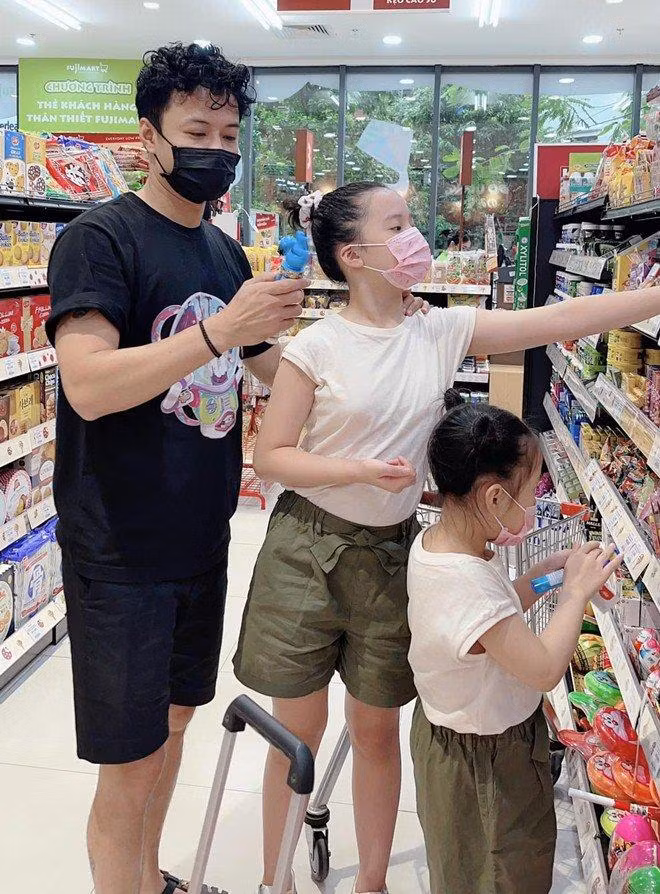 Gia đình viên mãn của diễn viên Hồng Đăng nhận về nhiều sự quan tâm của netizen. Gia đình viên mãn của diễn viên Hồng Đăng nhận về nhiều sự quan tâm của netizen.